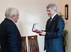 Директор воронежского завода «ЖБИ-2» получил от Гусева почетный знак