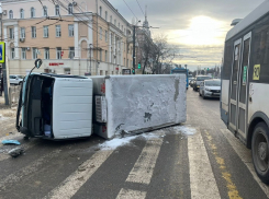 Появились подробности ДТП с фургоном, перегородившем дорогу в центре Воронежа
