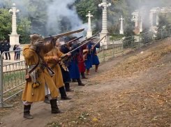 Стрельбу из пищалей устроили в Центральном парке Воронежа