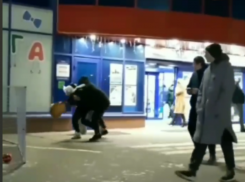 Парня с гитарой жестко приложили об асфальт в Воронеже – опубликовано видео