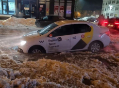 Река из говна пожирает машины в Воронеже