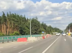 «Неужели это не мозолит глаза?» – годовой ремонт на развязке возмутил воронежских автомобилистов