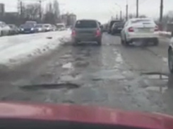 Автомобилист показал на видео ужасы проезда по виадуку в Воронеже 