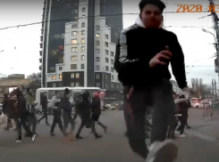 Пробежку подростка по стоящему на светофоре автомобилю сняли в Воронеже