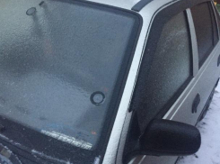 В Воронеже автомобилистам с утра пришлось отскребать лед с машин