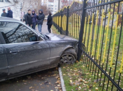 В Воронеже на Московском проспекте семерка сбила пешехода и снесла ограждение