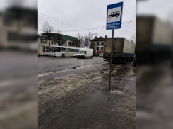 Унижение пассажиров с остановки у воронежского ж/д вокзала показали на фото 