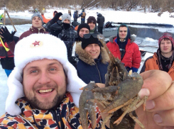 Воронежские экстремалы устроили пикник на плавающей льдине по реке Дон