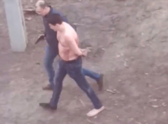 На видео попало, как под дулом пистолета задерживают воронежца без носка