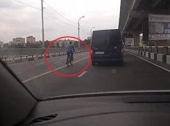 Безрассудный поступок велосипедиста на перекрытом мосту сняли в Воронеже