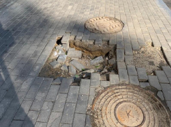 Тротуар у элитного ЖК в центре Воронежа превратился в решето