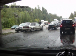 На Героев Сибиряков около моста в ДТП попали около 7 автомобилей (ФОТО)