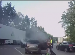 Горящий автомобиль потушили госавтоинспекторы в Воронежской области 