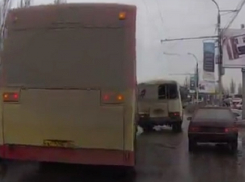 Момент столкновения ПАЗика и «девяностого» в Воронеже попал на видео