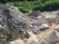 «Вот эта вот помойка – это Россошь»: пойму реки засыпали строительным мусором 