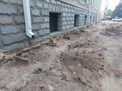 Неожиданное открытие случилось при ремонте тротуара около здания ЮВЖД в Воронеже