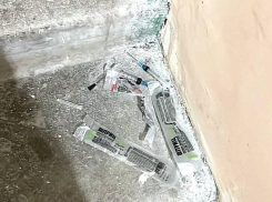 «Наши дети видят это», – настоящий притон образовался в подъезде воронежского дома