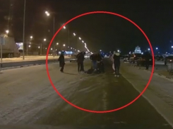 В Сети появилось видео жесткого наезда на пешехода около крупного ТЦ в Воронеже