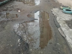 «Лунный» тротуар с лужами прокомментировали в мэрии Воронежа