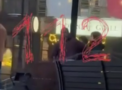 Мужчина прилюдно избил подростка в Воронеже за случайный прилет снежка