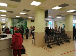 Чиновники попросили с пониманием отнестись к очередям в воронежских поликлиниках 