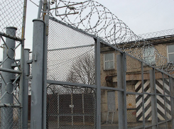 Водитель пожарной машины передавал флешки заключенному за шампанское 