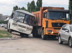 Циничный объезд пробки показал водитель автобуса в Воронеже