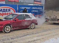 Удивительную выносливость легковушки показали на примере буксировки фуры в Воронеже 