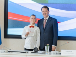 На День России воронежский губернатор раздал подросткам паспорта и Конституцию