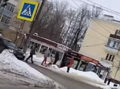 Парень в одних трусах внезапно напал на женщину в Воронеже