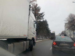 Причину гигантских пробок средь бела дня наглядно показали в центре Воронежа
