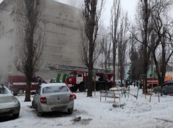 Воронежцев экстренно эвакуировали из-за пожара в многоэтажке 