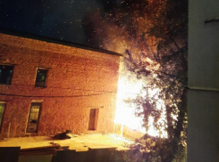 Может перекинуться на жилой дом: воронежцы сообщили о серьёзном пожаре на улице Манежной