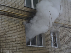 В Воронеже из загоревшейся квартиры прохожие спасли женщину с детьми