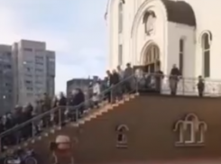 Верующие заполонили храм во время пандемии коронавируса в Воронеже
