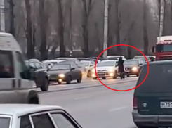 Бросавшуюся под колеса машин женщину сняли на видео в Воронеже 