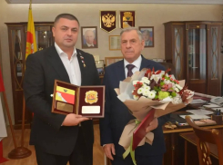 Председатель Воронежской городской Думы, Герой России Андрей Дьяченко поздравил с юбилеем Героя Труда Российской Федерации Анатолия Свиридова