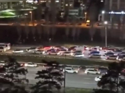 Элитная иномарка влетела в столб на Московском проспекте в Воронеже - образовалась пробка в 6 км