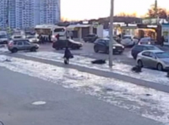 Момент наезда автобуса на 13-летнюю девочку попал на видео в Воронеже