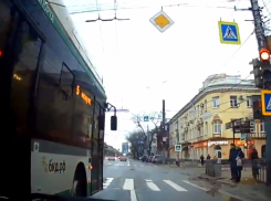 Суровый маневр автобуса едва не привел к ДТП в Воронеже 