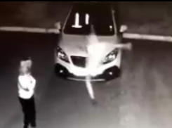 Воронежец отвесил смачного пинка припаркованному автомобилю без видимых на то причин