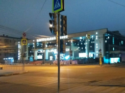 В Воронеже смонтировали долгожданные светофоры у Центрального рынка