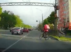 «Тебе жить надоело, друг?»: отчаянный маневр курьера «Самоката» сняли на видео в Воронеже