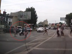В Воронеже скутерист сбил женщину на пешеходном переходе  (ВИДЕО)