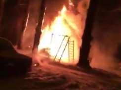 В Воронеже мощный взрыв машины у детского сада попал на видео