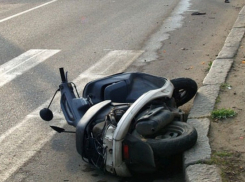 В Воронеже на улице Хользунова скутерист тяжело пострадал при столкновении с иномаркой