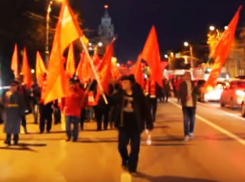 Афорист Аркадий Давидович возглавил шествие коммунистов по центру Воронежа