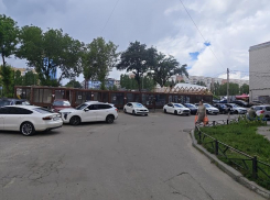 «Противоречит всем санитарным правилам»: мини-рынок появился во дворе жилого дома в Воронеже