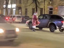 За неожиданным и опасным делом застали Деда Мороза посреди дороги в Воронеже 