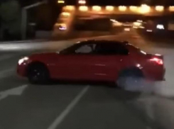 Лихача на BMW, устроившего дрифт посреди улицы в Воронеже, оштрафовали на 5 тысяч рублей